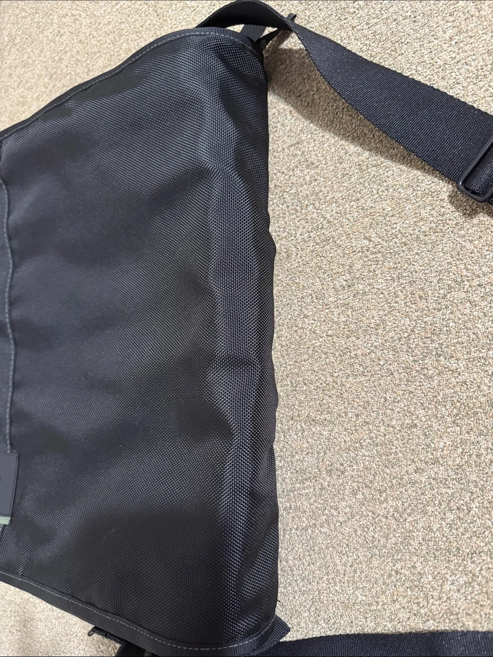 Targus Laptop Bag in Black W/ Shoulder Strap & Handle Magnetic Flaps Padded